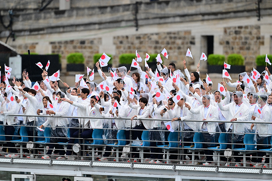 パリ五輪開会式、船に乗って入場する日本選手団【写真：ロイター】