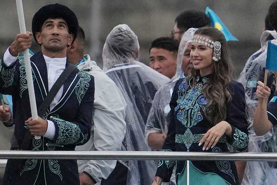 パリ開会式に登場したカザフスタンのオルガ・サフロノワ【写真：ロイター】