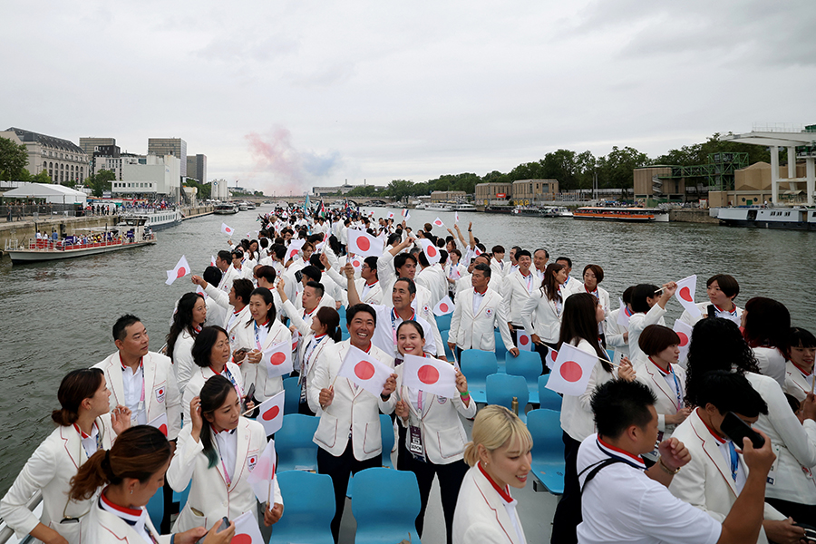 パリ五輪開会式、船に乗って入場する日本選手団【写真：ロイター】