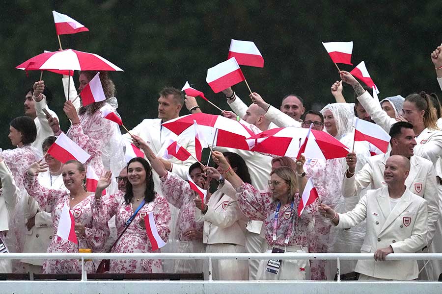 開会式に登場したポーランド代表選手【写真：ロイター】