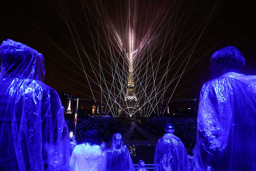 屋外開催の開会式では“史上初”の珍光景も生まれた【写真：ロイター】