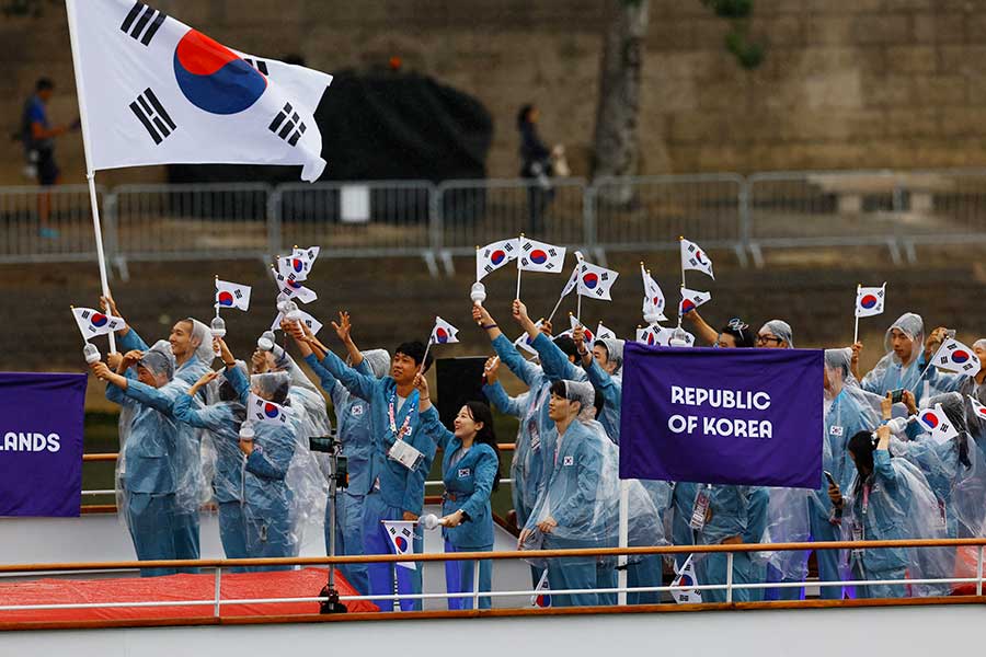 開会式に登場した韓国選手団【写真：ロイター】