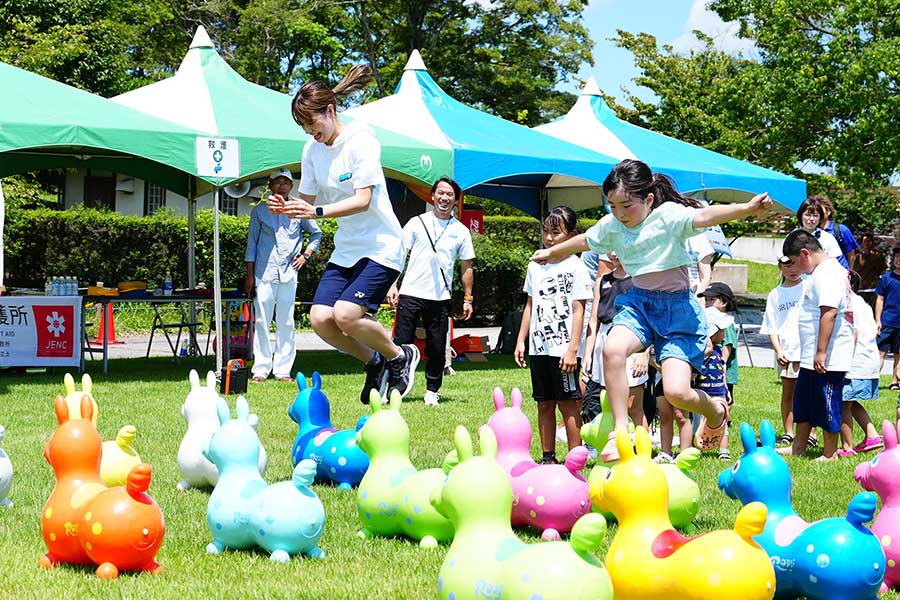 スポーツ教室で子どもたちと笑顔で汗を流す福島さん（左）【写真：荒川祐史】