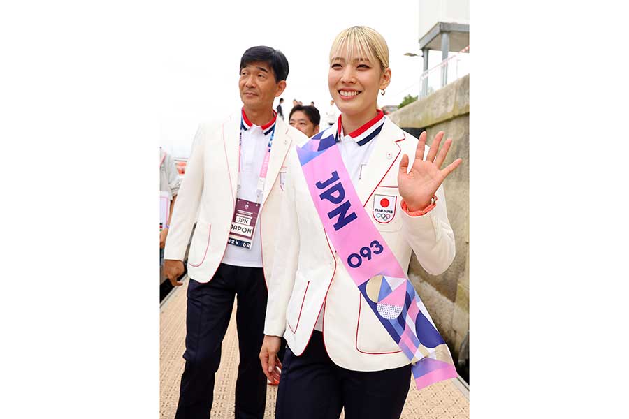 日本の旗手を務めたフェンシング女子の江村美咲【写真：Getty Images】