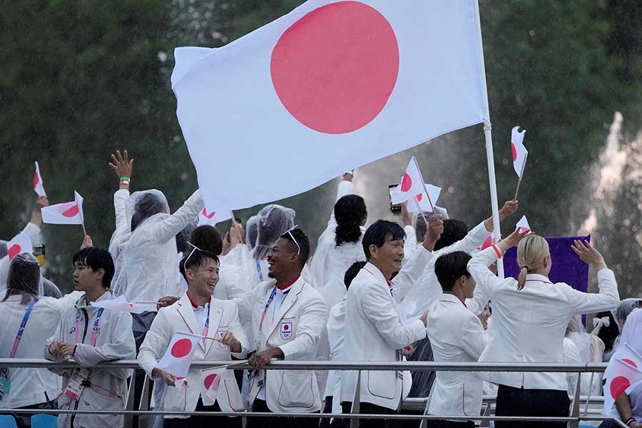 パリ五輪の開会式に参加した日本選手団【写真：ロイター】