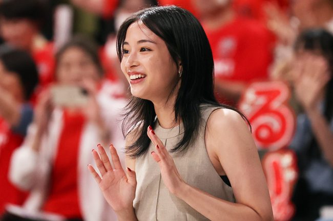 パリ五輪入りした広瀬すずが遭遇した「まさか」 バスケ日本代表へ、海