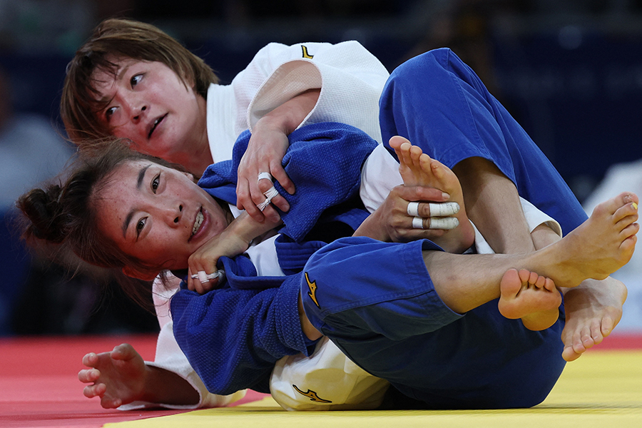 柔道女子48キロ級決勝でバブードルジを抑え込む角田夏実【写真：ロイター】