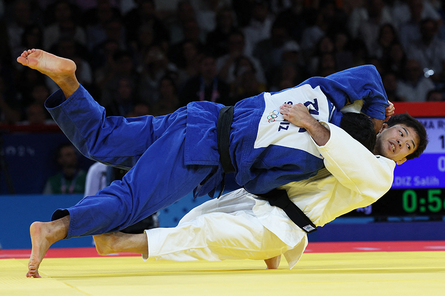 柔道男子60キロ級3位決定戦でユルデュズに技ありを奪う永山竜樹【写真：ロイター】