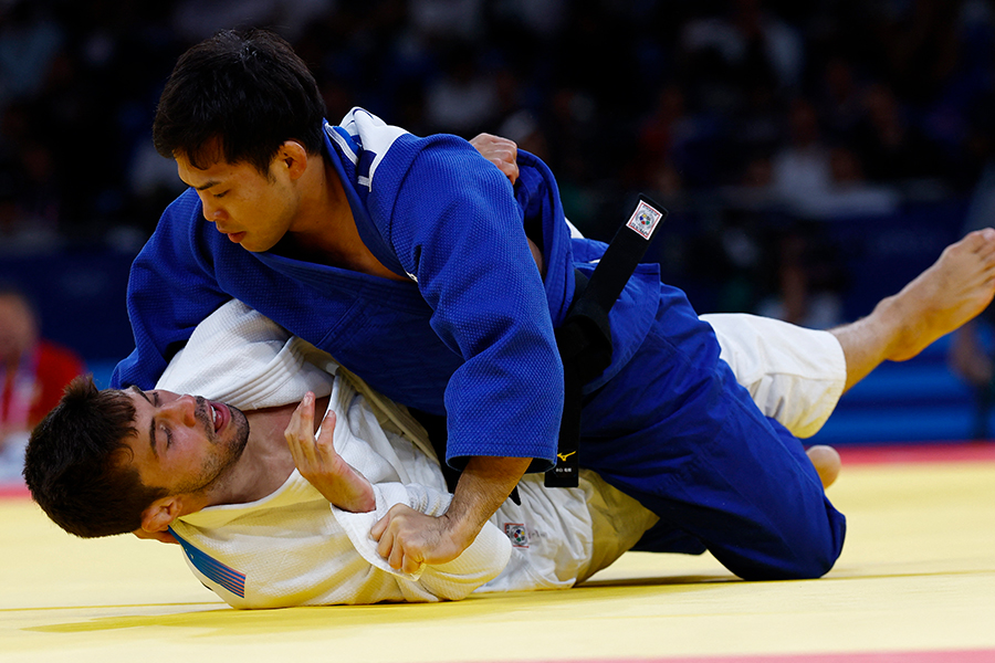 柔道男子60キロ級準々決勝で対戦した永山竜樹（青）とフラン・ガルリゴス【写真：ロイター】