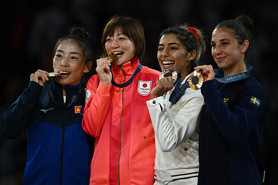 柔道女子48キロ級で優勝し、表彰台に上がった角田夏実（左から2番目）【写真：ロイター】