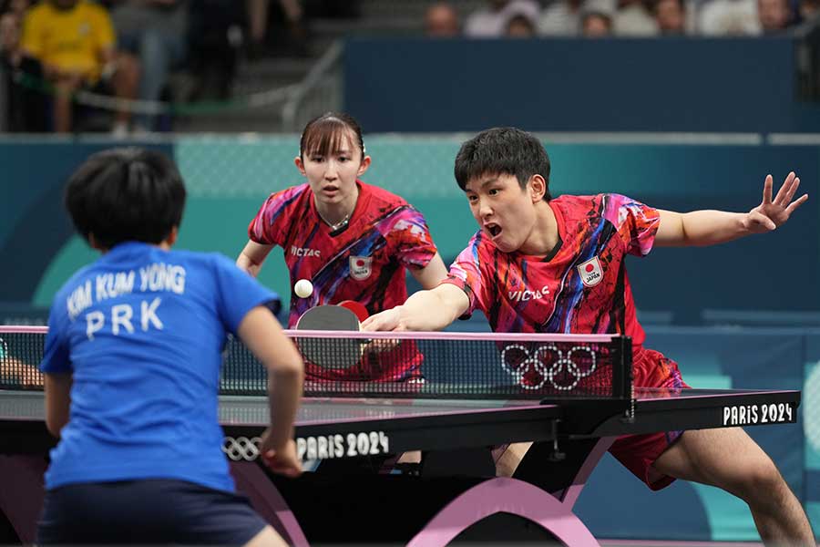 張本智和（右）と早田ひな（左）【写真：Getty Images】