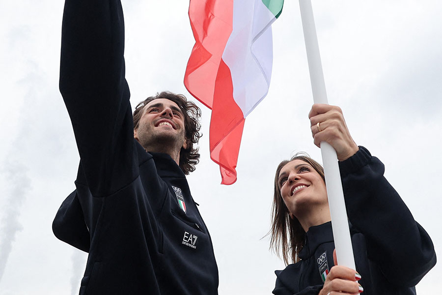 パリ五輪でイタリアの旗手を務めたジャンマルコ・タンベリ（左）【写真：ロイター】