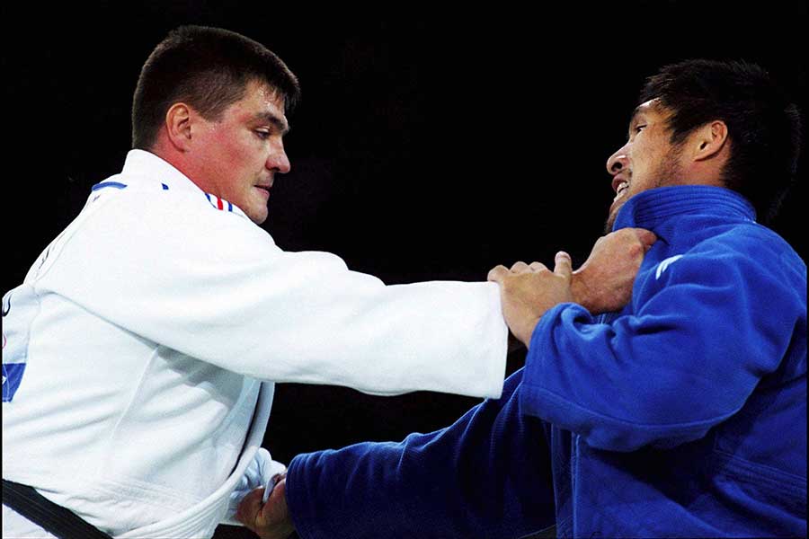 シドニー五輪の男子100キロ超級決勝で対戦した篠原信一（右）とダビド・ドイエ【写真：Getty Images】