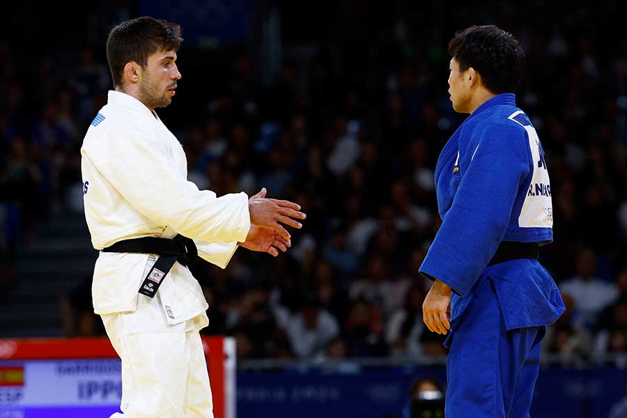 柔道男子60キロ級準々決勝で対戦した永山竜樹（青）とフラン・ガルリゴス【写真：ロイター】