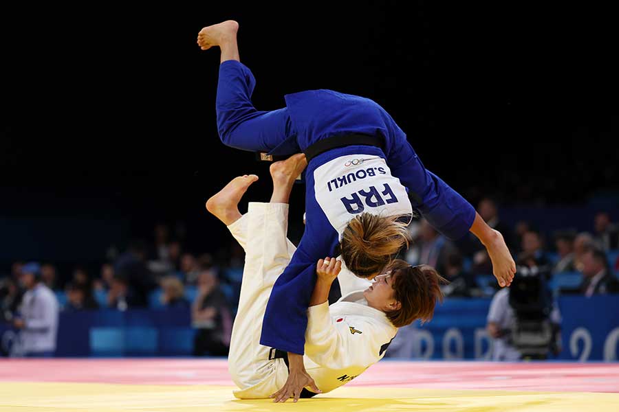 フランスのシリヌ・ブクリと対戦した角田夏実【写真：Getty Images】