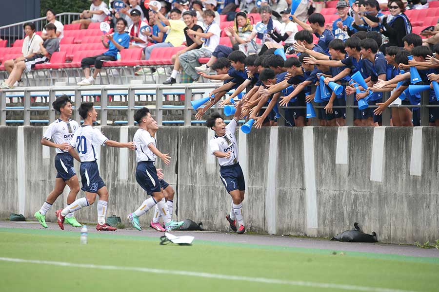 試合終盤に勝ち越し点を決めた高井智哉（3年／7番）。応援席に走り歓喜を爆発させた【写真：平野貴也】