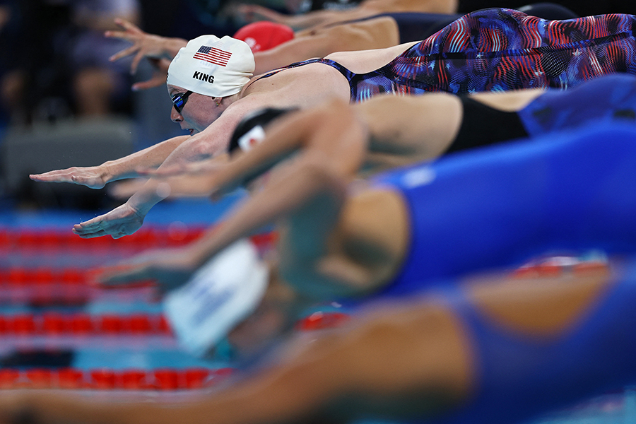 女子100メートル平泳ぎ予選【写真：ロイター】