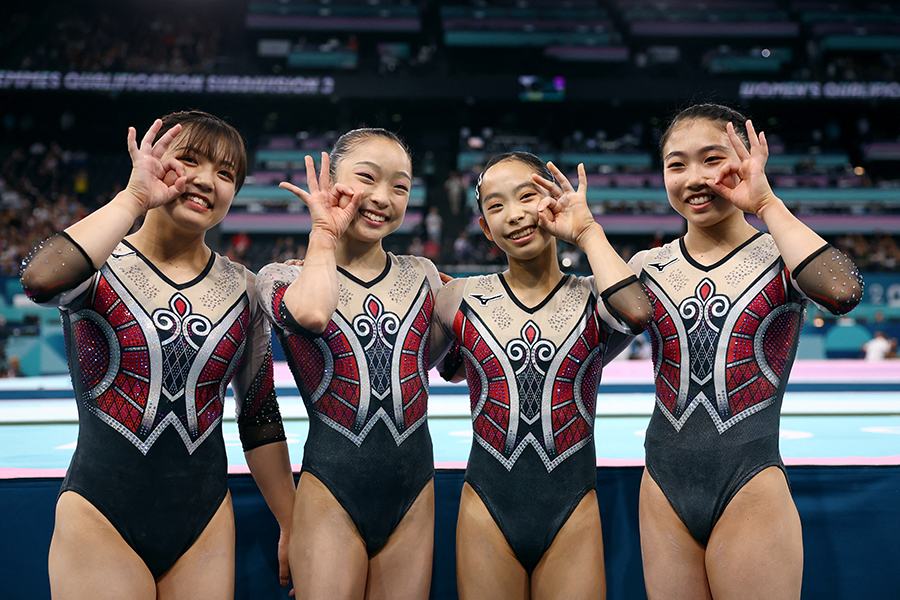 4人で団体予選に臨んだ体操女子日本代表【写真：ロイター】