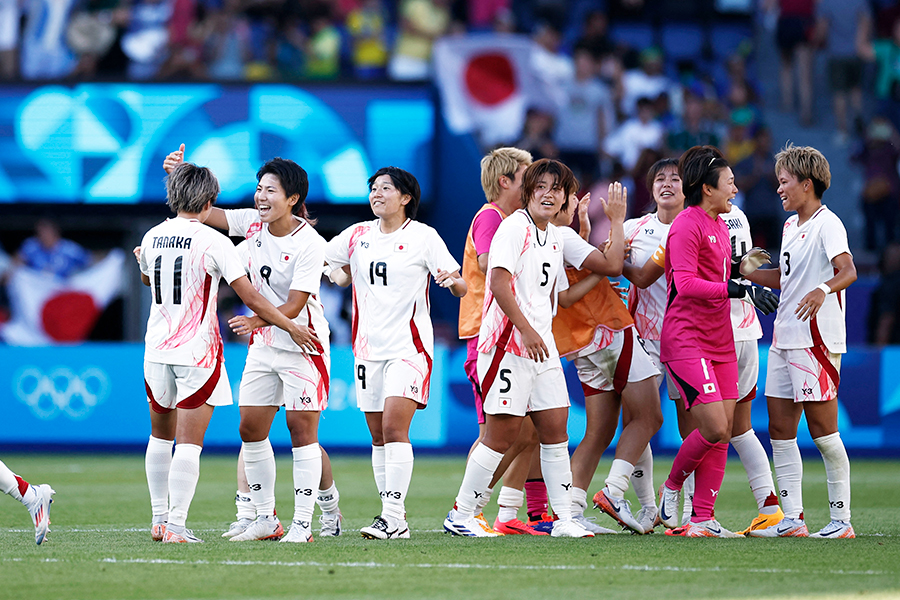 ブラジル戦で勝利した日本代表【写真：ロイター】