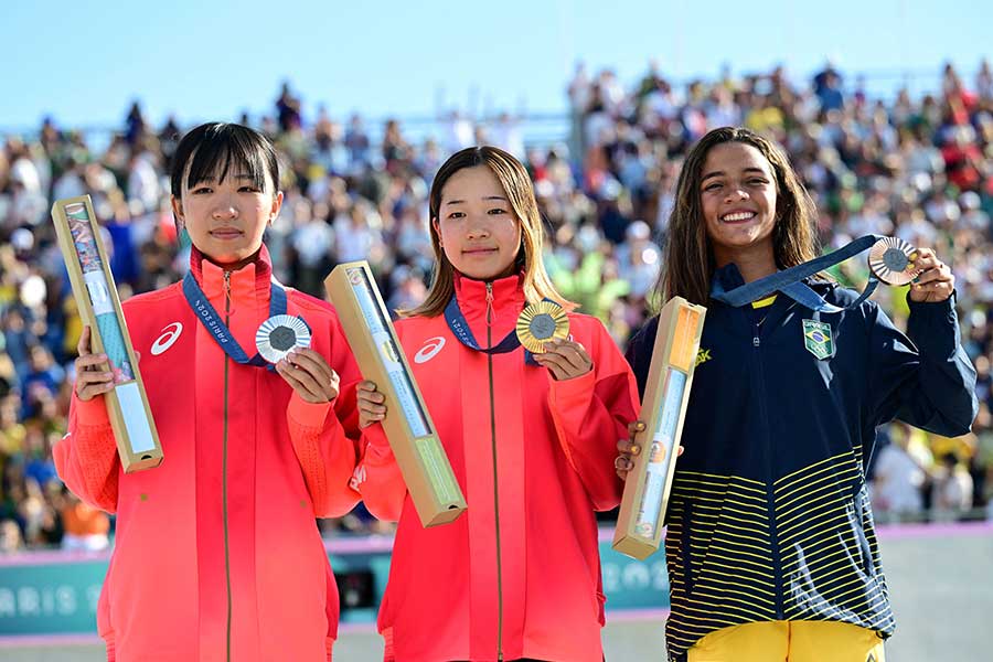 表彰台に立った3人、左から赤間凛音、吉沢恋、ライッサ・レアウ【写真：ロイター】