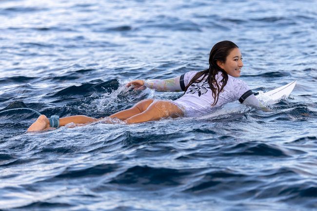 サーフィン松田詩野、波を潜る大技成功で逆転！ 「ビッグウェーブ