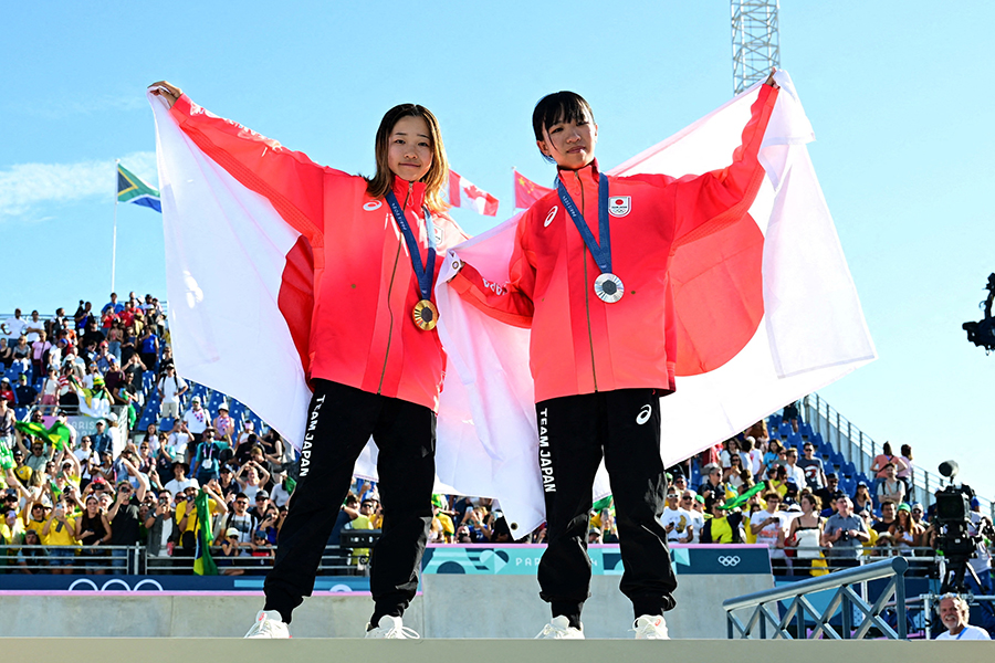 吉沢恋（左）と赤間凜音（右）【写真：ロイター】