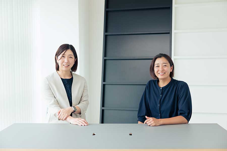 伊藤華英さん（右）と対談、荒木絵里香さんは現役時代に悪気ない言葉に傷ついたこともあったという【写真：松橋晶子】