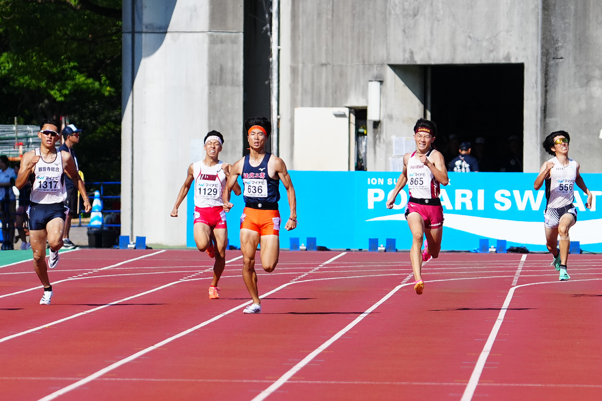 最後の直線で力走する菊田響生（左から3人目）【写真：荒川祐史】