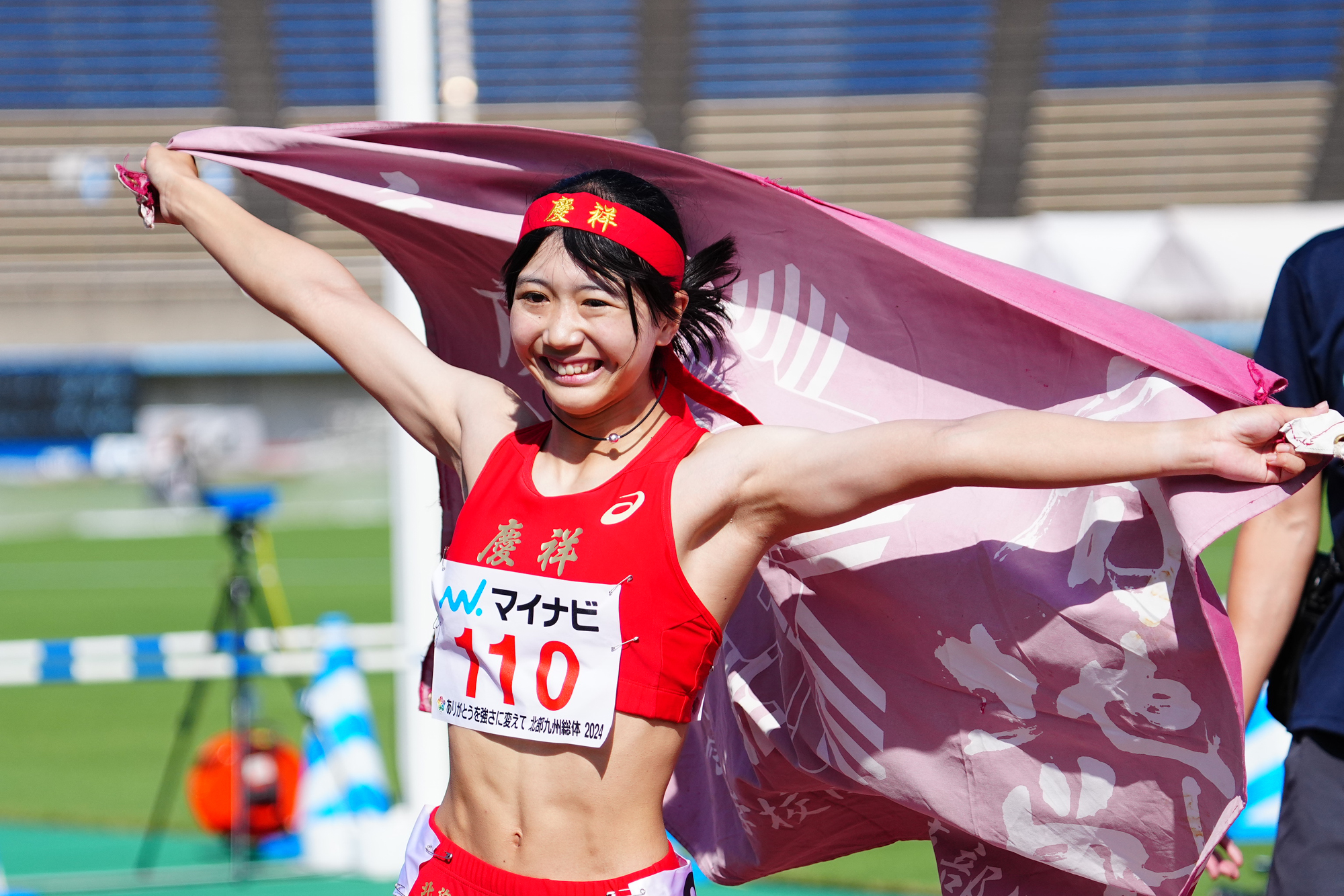 女子400メートルで優勝し、母校の旗を持って喜ぶ畠山このみ【写真：荒川祐史】