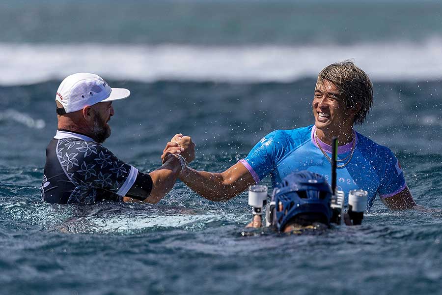 五十嵐カノア（右）【写真：ロイター】