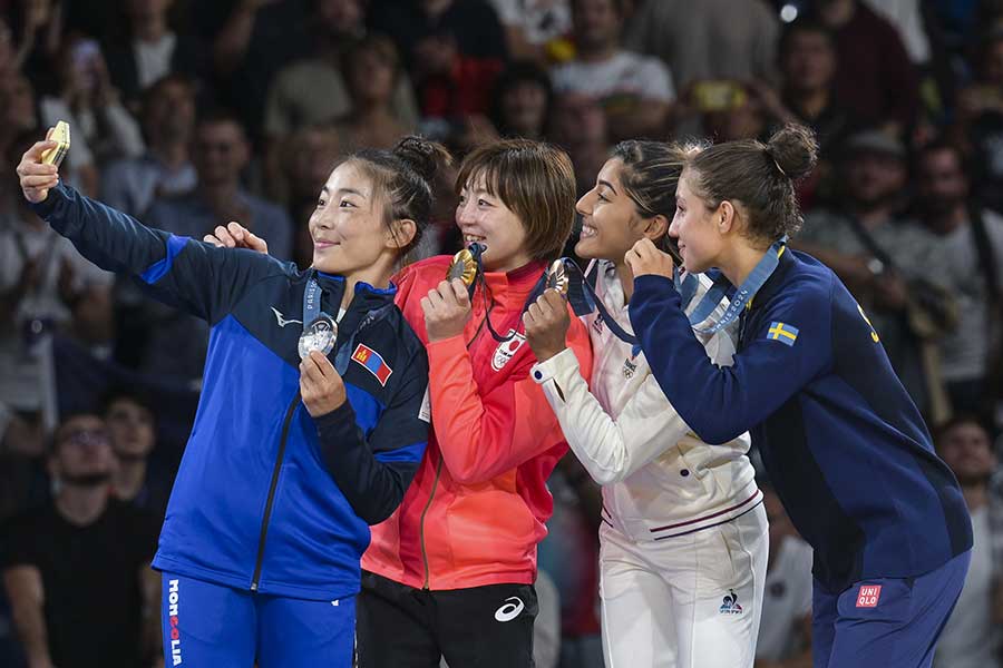 表彰台で自撮りをする角田夏実ら柔道選手たち【写真：Getty Images】