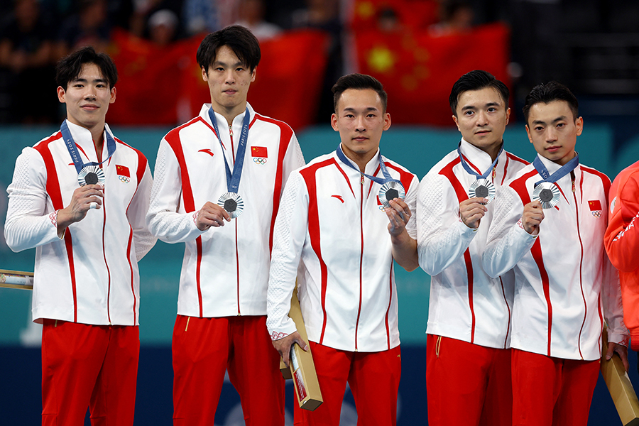 表彰台で銀メダルを手に撮影に応じる体操男子中国代表【写真：ロイター】