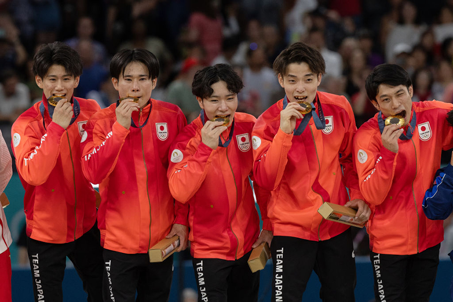 金メダルを獲得した体操男子日本代表【写真：Getty Images】