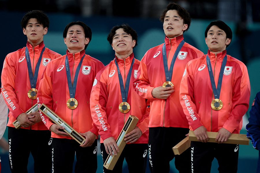 金メダルを獲得した体操男子日本代表【写真：ロイター】