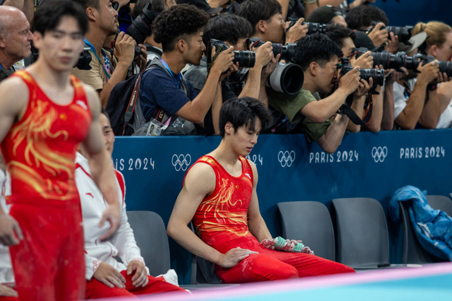 中国は蘇（中央）が鉄棒で2度の落下、銀メダルに終わった【写真：Getty Images】