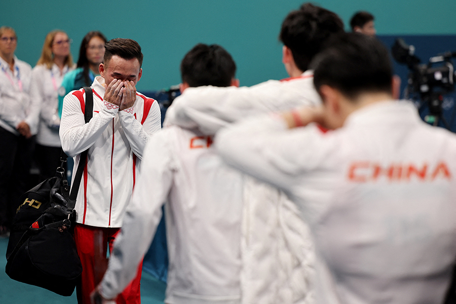 最終種目の鉄棒で日本に逆転され銀メダルに終わった体操男子中国代表【写真：ロイター】