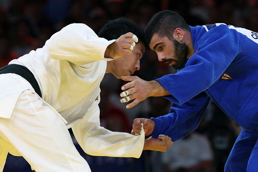 柔道男子81キロ級決勝で組み手を争う永瀬貴規【写真：ロイター】