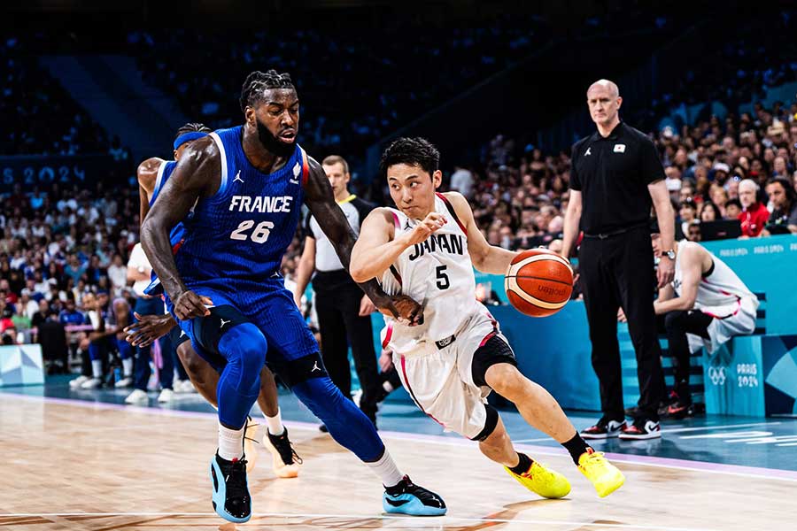 フランス戦でドリブルする河村勇輝【写真提供：FIBA】