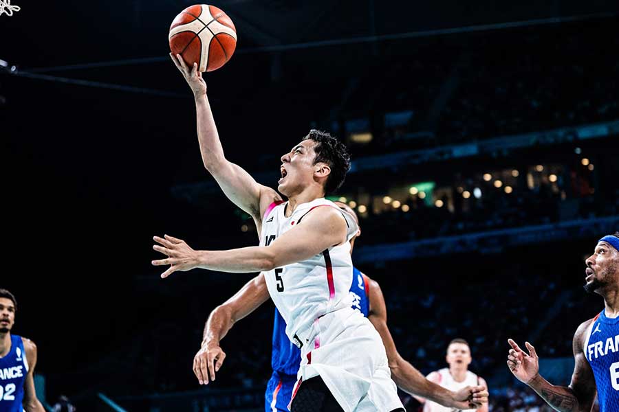 フランス戦でプレーする河村勇輝【写真提供：FIBA】