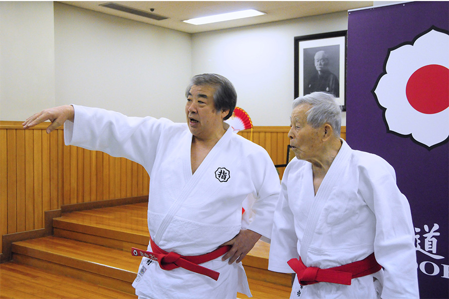 2019年、講道館寒稽古で上村春樹講道館長（左）と並んで撮影された1枚【写真：講道館提供】