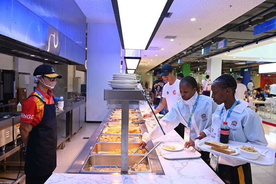 パリ五輪選手村の食堂の様子【写真：Getty Images】