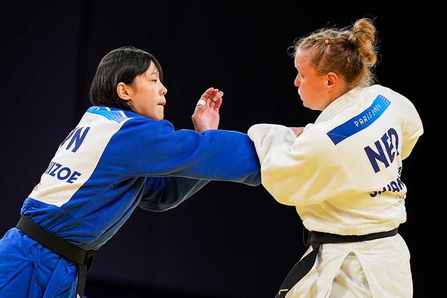 準々決勝で技あり優勢負けを喫した新添左季（左）と勝利したサネ・ファンダイケ【写真：Getty Images】