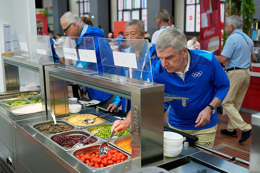 パリ五輪の選手村の食堂で料理をとるIOCのバッハ会長【写真：ロイター】