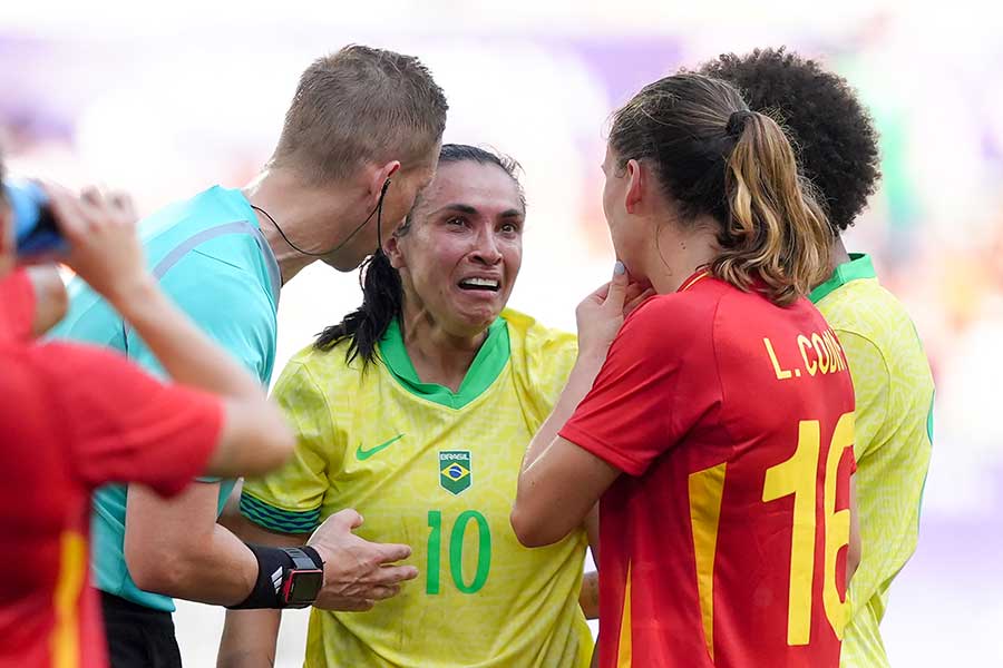 スペイン戦で退場になり審判に抗議するマルタ【写真：Getty Images】