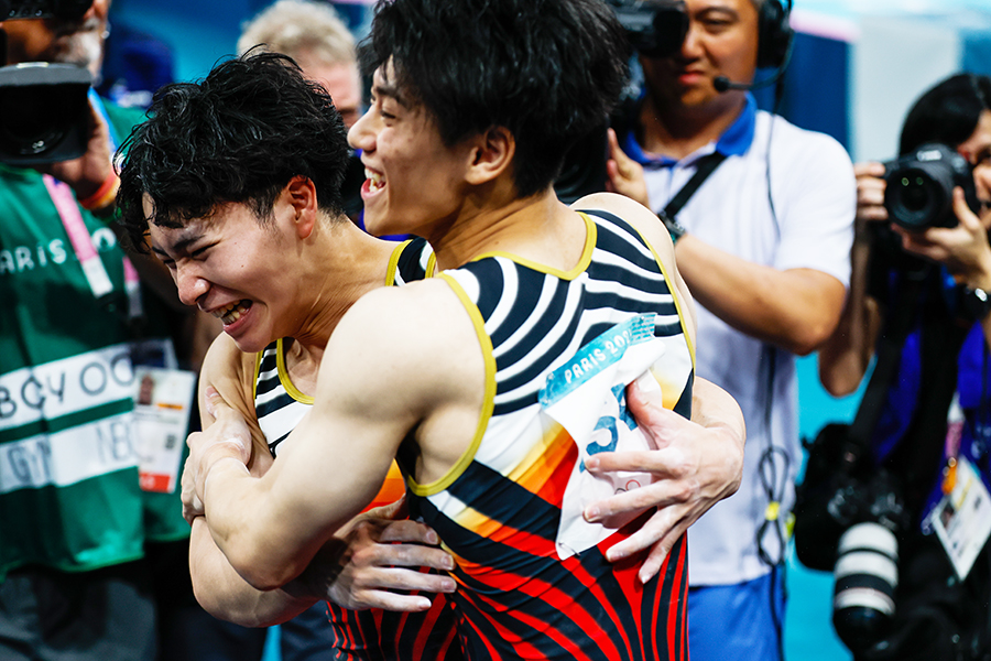 個人総合で優勝し、橋本と抱き合って歓喜する岡慎之助【写真：Getty Images】