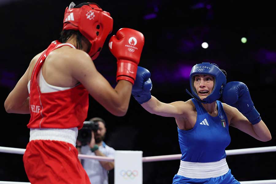 ボクシング女子66キロ級2回戦でアンジェラ・カリニと戦ったイマネ・ケリフ（赤）【写真：ロイター】