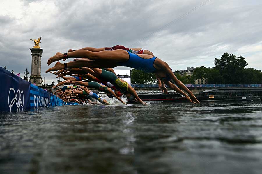 セーヌ川に飛び込む女子トライアスロン選手ら【写真：ロイター】