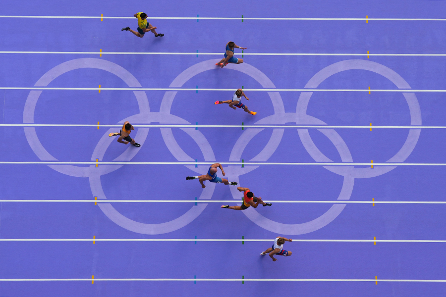 パリ五輪、紫のトラックを駆け抜ける選手たち【写真：ロイター】