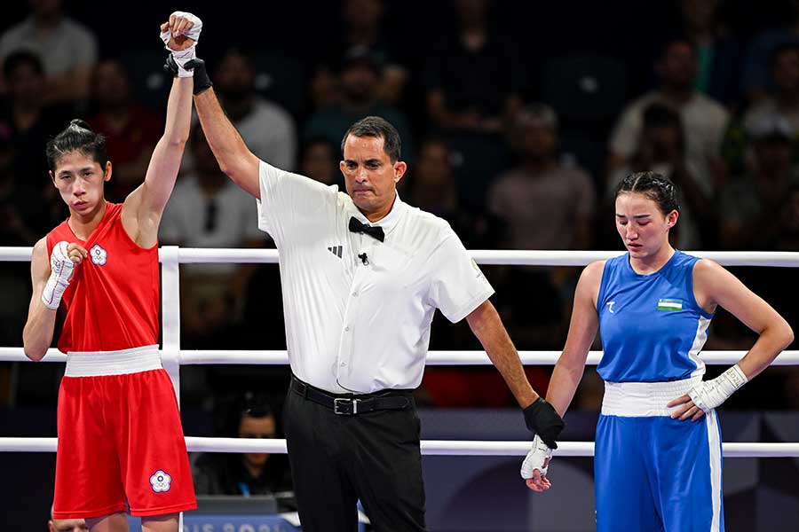 女子ボクシング57キロ級1回戦でシトラ・トゥルディベコワに判定勝ちしたリン・ユーチン（赤）【写真：Getty Images】