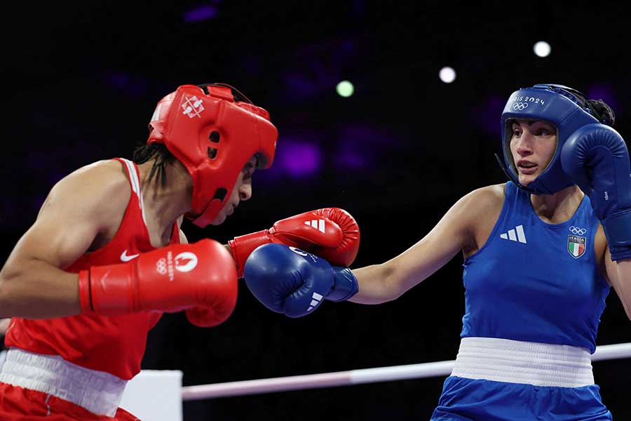 ボクシング女子66キロ級2回戦で対戦したイマネ・ケリフとアンジェラ・カリニ（青）【写真：ロイター】